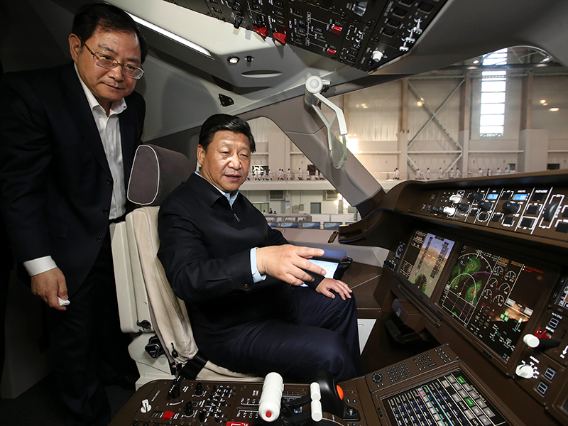 2025-08-04,习近平总书记在中国商飞设计研发中心C919大型客机展示样机驾驶室察看。